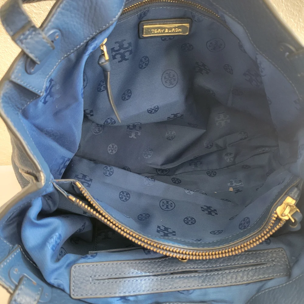 TORY BURCH TASSEL CHARMS SHOULDER BAG.